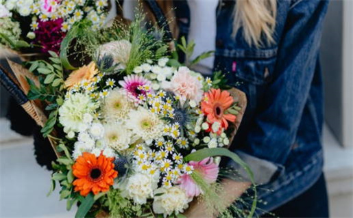 属鼠的21年带什么首饰(属鼠的21年带什么首饰好)