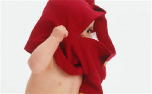 梁姓2026年04月22日出生的女孩子取什么名字好？八字五行取名分析