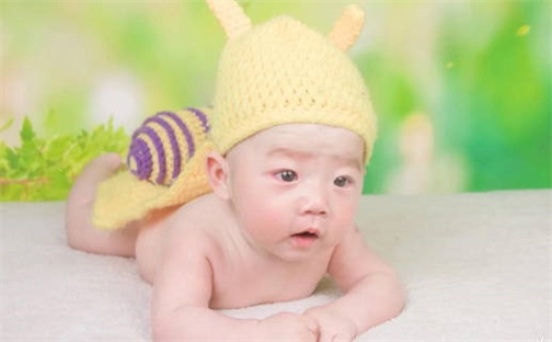 如何给2026年04月15日出生的胡姓男宝宝起个好名字？专业分析与建议